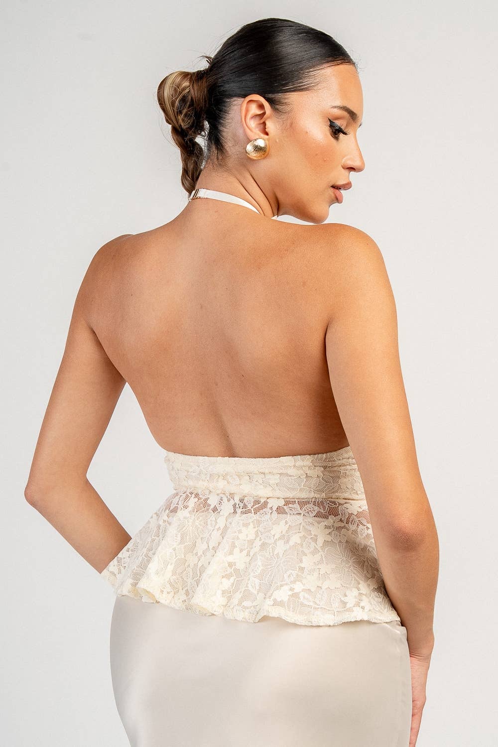 HALTER NECK TOP WITH G HOOKS DETAILS: CREAM