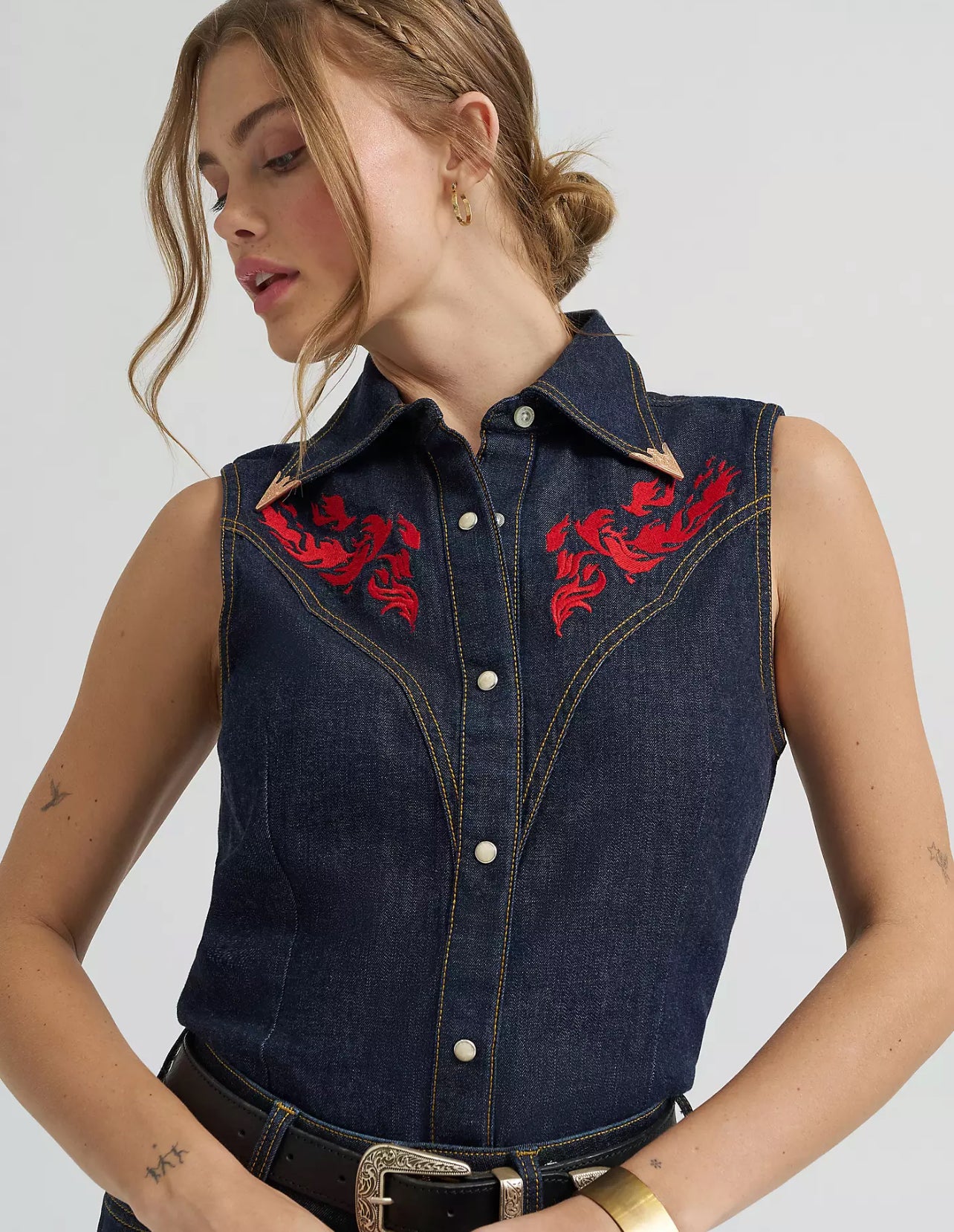 LAINEY WILSON X WRANGLER EMBROIDERED SLEEVELESS DENIM SHIRT