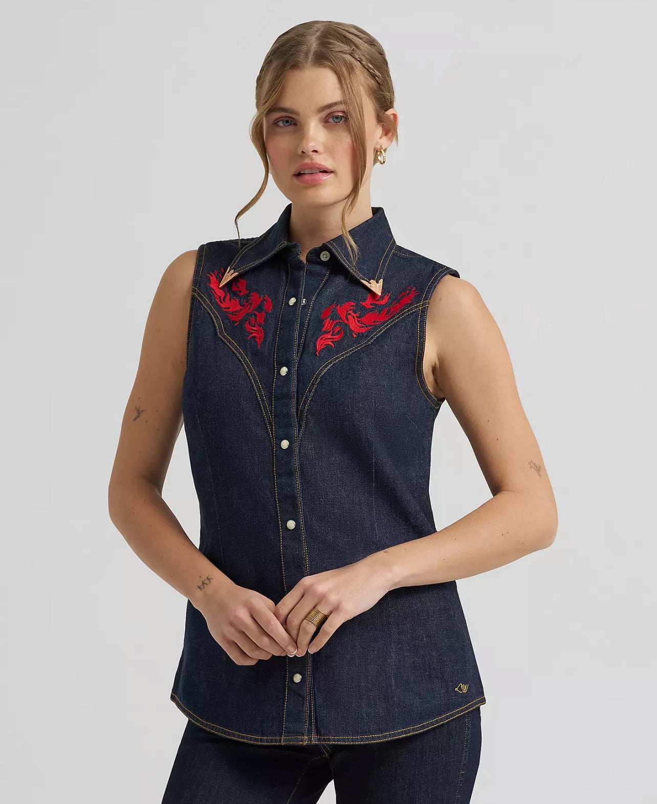 LAINEY WILSON X WRANGLER EMBROIDERED SLEEVELESS DENIM SHIRT